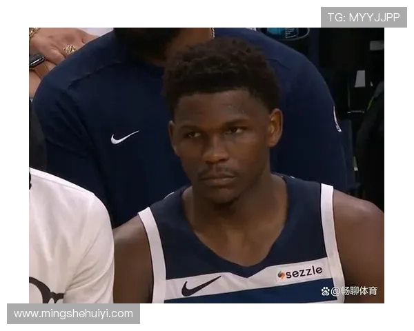 爱德华兹半场表现出色11投6中三分命中率高达40贡献15分3板3助