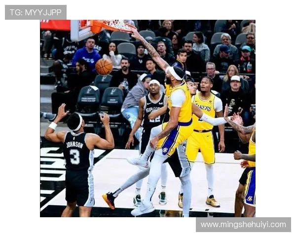 詹姆斯回忆与戴维斯的冠军之路感慨对独行侠的情感对决